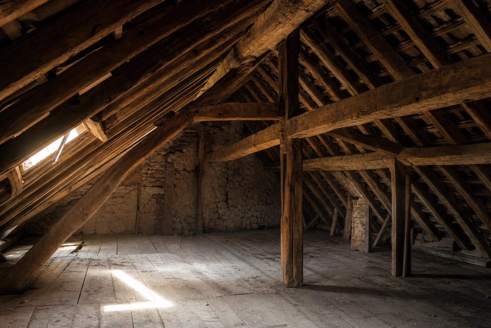 Charpente en bois traditionnelle dans des combles